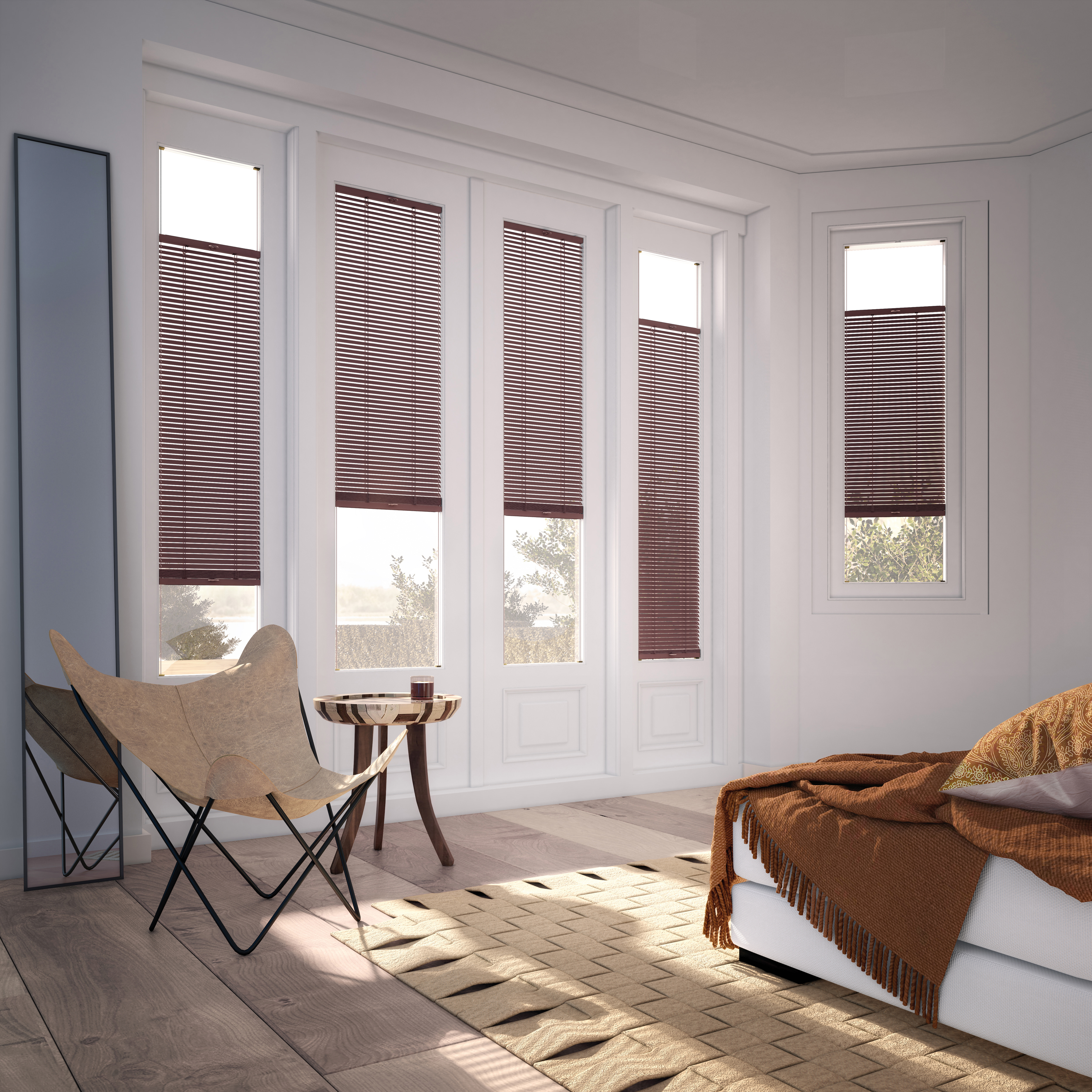 Braune Jalousien im Schlafzimmer vor hohen Fenstern, gemütlicher Sicht- und Sonnenschutz.