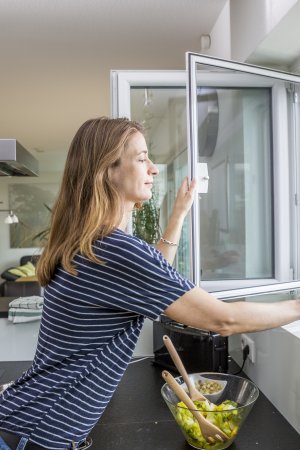 Drehrahmen für Fenster mit Fliegengitter, geöffnet in moderner Küche