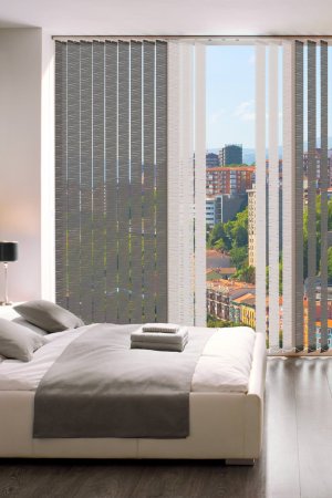 Moderne graue Vertikalanlage im Schlafzimmer – stilvoller Sicht- und Sonnenschutz mit Aussicht.