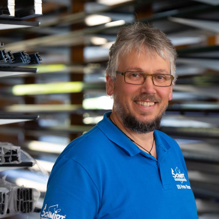 Mitarbeiter Ulf Peter von Schmidt Insektenschutzrahmen in der hauseigenen Produktionsstätte