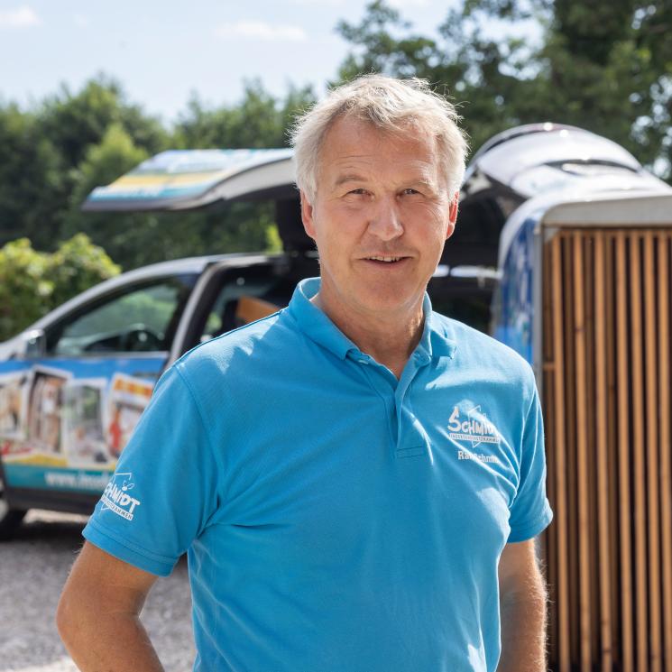 Ralf vor dem Auto