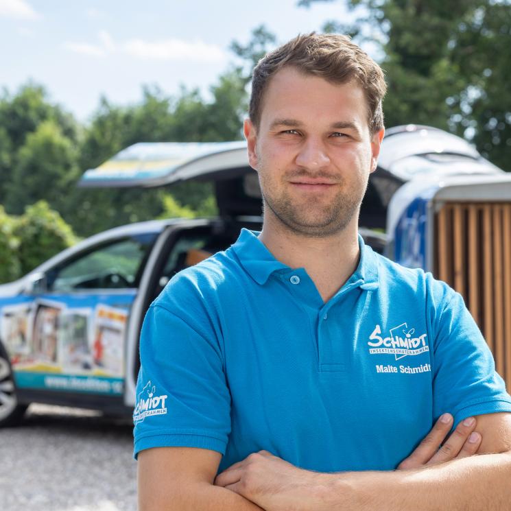 Malte vor dem Auto