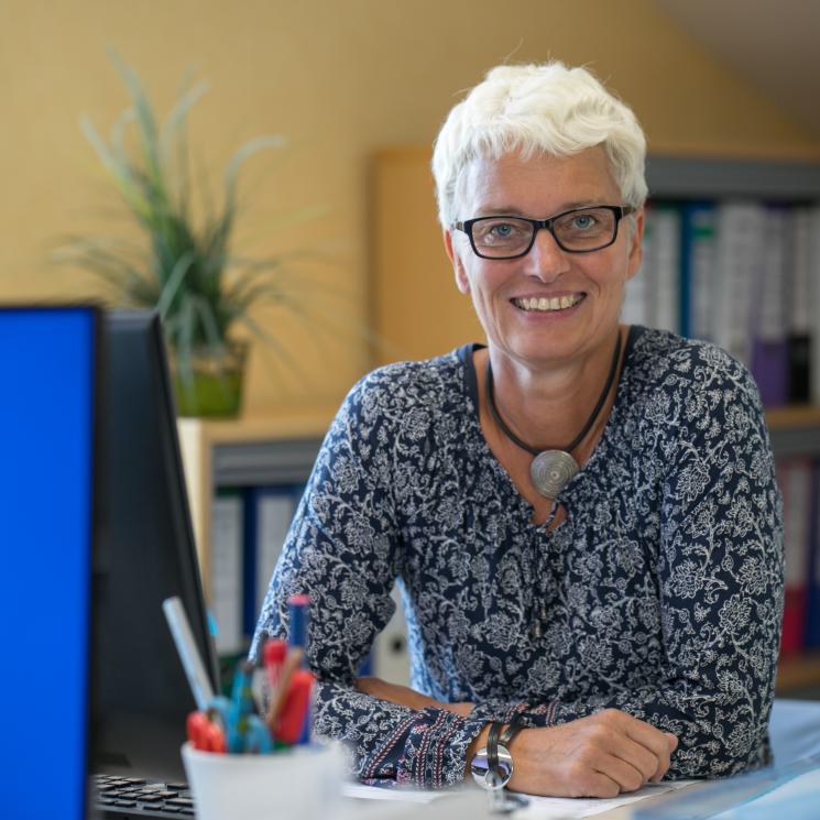 Mitarbeiterin Karin Matthiesen von Schmidt Insektenschutzrahmen im Büro