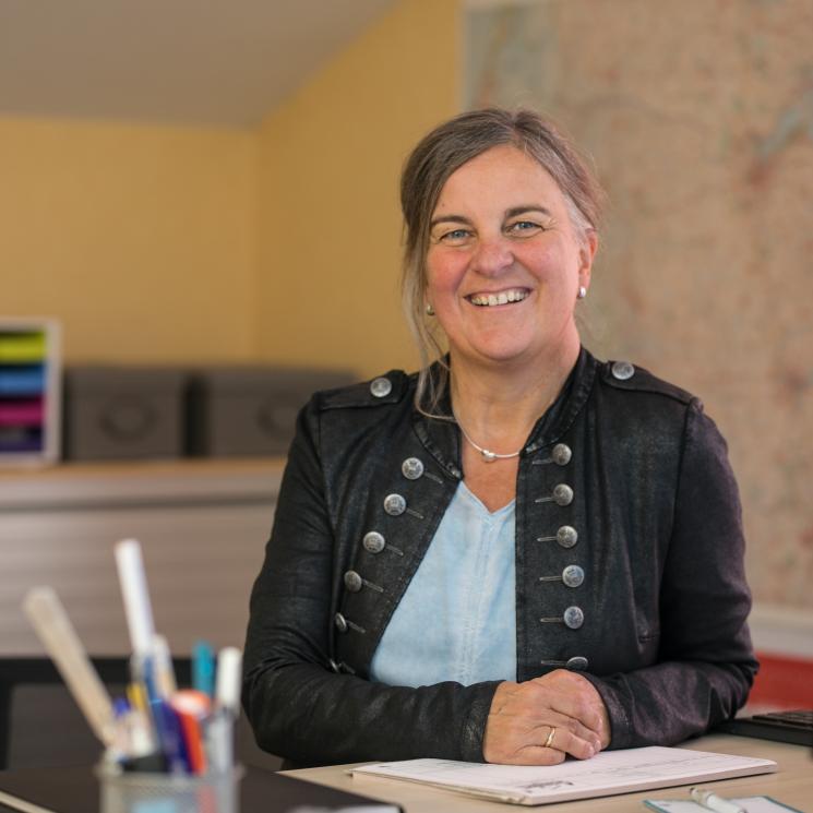 Mitarbeiterin Birgit Schmidt von Schmidt Insektenschutzrahmen im Büro